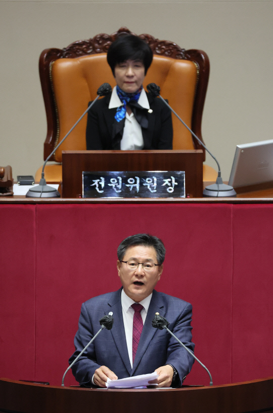 이헌승 국민의힘 의원. 사진은 지난달 10일 국회 본회의장에서 열린 전원위원회에서 질의 ·토론하는 모습, 연합뉴스.